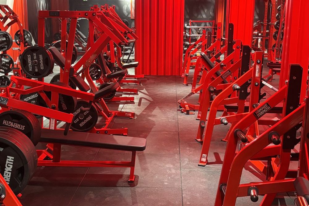 Zone musculation rouge et noire de la salle On Air Fitness d'Arnouville